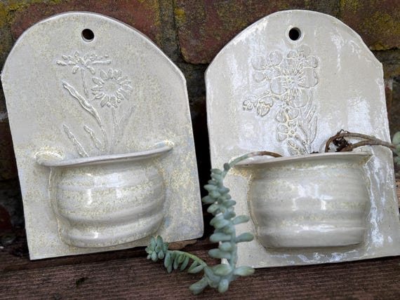 Handgefertigte Keramik Wandgefäße mit Blumenrelief Creme Glasur | Handmade Ceramic Wall Planters – Floral Design