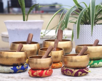 Hand-Hammered Chakra Singing Bowl Set – Set of 7 Tibetan Himalayan Singing Bowls from Nepal for Meditation, Mindfulness, Sound Bath and Yoga