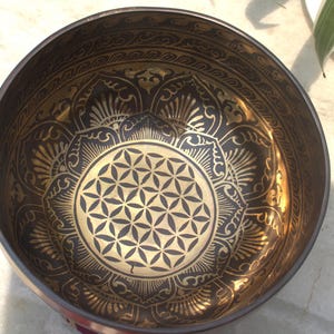 Klangschale 9 Zoll Blume des Lebens mit Mandala und schöner Stickerei-Bestes Design-Perfekte Größe- Tief mitschwingende Klangqualität