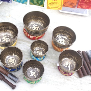 Mantra Etching Hand-Beaten Tibetan Singing Bowl Set of 7 – Chakra Carved Meditation Bowls for Spiritual Healing  Yoga Practice & mindfulness