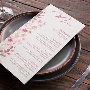 Plantilla imprimible de menú de cumpleaños con flores rosas, menú de cumpleaños editable con flores de acuarela, menú Dunner simple, descarga instantánea, Canva