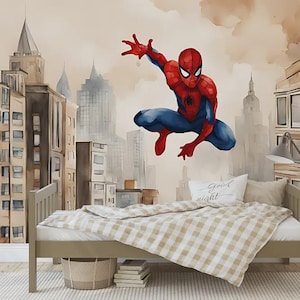 Puede incluir: Una colcha a cuadros beige y blanca sobre un marco de cama de madera con una almohada que dice "Buenas noches". La pared detrás de la cama está pintada con una ciudad acuarela con un personaje de Spiderman rojo y azul balanceándose por los edificios.