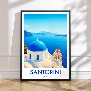 Stampa della chiesa di Oia - Poster di viaggio illustrato di Santorini, Grecia / Decorazione murale con cupola blu, decorazione dell'isola greca, poster con paesaggio del Mar Egeo