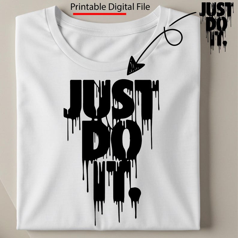 Puede incluir: Camiseta blanca con la frase "JUST DO IT" en letras negras grandes y goteantes. La camiseta tiene cuello redondo y est&aacute; doblada. Las palabras "Printable Digital File" est&aacute;n en la parte superior.