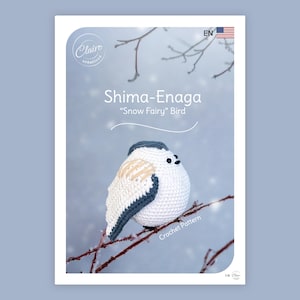Peut inclure: Une couverture de patron de crochet représentant un Shima-Enaga, ou « oiseau fée des neiges », perché sur une branche. L'oiseau est blanc avec des accents gris et beige. Le texte indique « Shima-Enaga » et « Crochet Pattern ». L'arrière-plan est une scène enneigée.