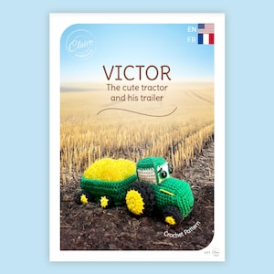 Könnte beinhalten: Ein Häkelmuster mit einem grünen Traktor mit einem Anhänger, der mit gelbem Heu gefüllt ist. Der Traktor hat schwarze Reifen und ein lächelndes Gesicht. Der Text "VICTOR The cute tractor and his trailer" wird angezeigt.