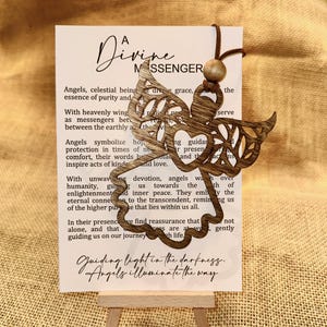 Ornamento Angel Story - Un messaggero divino / Ornamento natalizio a forma di angelo in legno tagliato al laser / Regalo di fede con biglietto