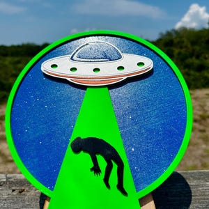 UFO Abduction Wall Art – Alien Spaceship Decor – Funny Sci-Fi Wooden Sign – Outer Space Room Gift