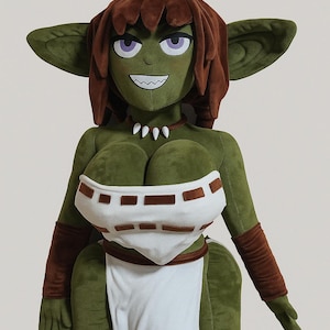 Pode incluir: Boneca de pelúcia goblin verde com orelhas grandes e peruca castanha. A boneca usa um top branco com detalhes castanhos, uma saia branca e braceletes castanhos. O goblin tem um sorriso largo e olhos roxos.