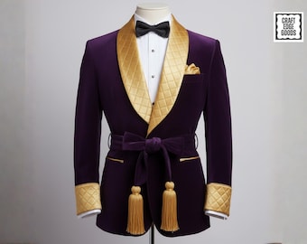 Bata de terciopelo morado para hombre con solapa acolchada dorada / Bata de noche