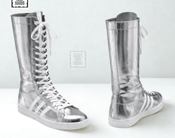Botas de lucha libre para hombre color plata metalizado: calzado de ring con cordones y rayas de estilo retro.