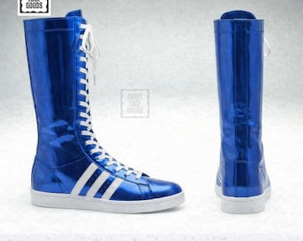 Botas de lucha libre azules para hombre, botas de ring con cordones azul metalizado y detalle de rayas retro.