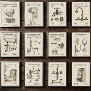Puede incluir: Una colección de grabados de patentes vintage enmarcados con accesorios de baño. Los grabados, en una paleta de colores neutros, incluyen ilustraciones de inodoros, bañeras, duchas y grifos. Los marcos son oscuros y el fondo es una superficie de madera rústica.