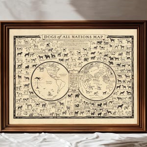 Może przedstawiać: Oprawiona mapa w stylu vintage zatytułowana "Dogs of All Nations Map". Mapa zawiera ilustracje różnych ras psów z całego świata, z dwoma okrągłymi mapami świata pośrodku. Rama jest w kolorze ciemnobrązowym.