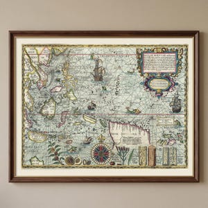 Peut inclure: Une carte de style ancien encadrée des Moluques et des îles environnantes, présentant une cartographie complexe, des lignes de rhumb, des illustrations de navires à voile, des créatures marines et une rose des vents, dans un cadre en bois brun.