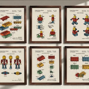 Könnte beinhalten: Sechs gerahmte Patentdrucke mit LEGO-Designs. Die Drucke zeigen detaillierte Diagramme von LEGO-Steinen, Figuren und Elementen mit Text und Illustrationen im Vintage-Stil. Die Rahmen sind dunkelbraun und der Hintergrund ist cremefarben.