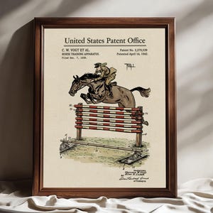Pode incluir: Impressão emoldurada de patente vintage de um cavalo saltando uma cerca. A impressão, do United States Patent Office, apresenta uma ilustração detalhada de um cavalo e cavaleiro ultrapassando uma barreira listrada. A impressão está em uma moldura de madeira escura.