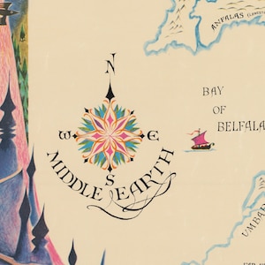 Peut inclure: Une carte de la Terre du Milieu avec une rose des vents centrale aux pétales roses, orange et bleus. Le texte indique Bay of Belfalas, Anfalas et Umbar. Un petit navire à voile rose flotte sur l'eau et des oiseaux noirs volent près des montagnes bleues.