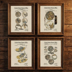 Puede incluir: Cuatro impresiones enmarcadas de patentes antiguas de mecanismos de relojes. Cada impresión presenta diagramas detallados y texto de la Oficina de Patentes de los Estados Unidos. Los marcos son de color marrón oscuro y las impresiones tienen un tono sepia.