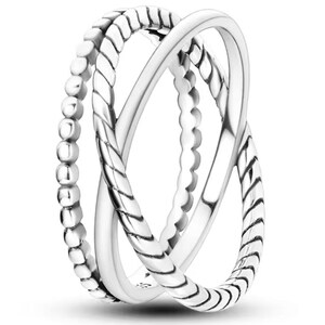 Op de afbeelding: Drie zilveren ringen die in elkaar grijpen. De ringen hebben verschillende texturen, waaronder een ring met kralen, een gevlochten ring en een gladde ring.