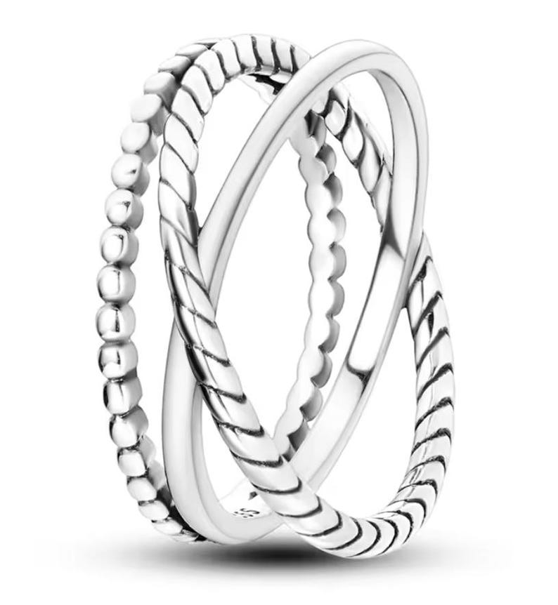 Op de afbeelding: Drie zilveren ringen die in elkaar grijpen. De ringen hebben verschillende texturen, waaronder een ring met kralen, een gevlochten ring en een gladde ring.