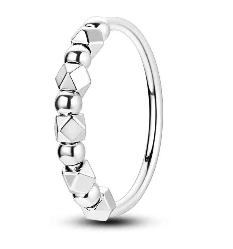 Op de afbeelding: Zilveren neusring met een rij geometrische kralen.