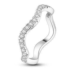 Op de afbeelding: Een zilveren ring met een golvend ontwerp en heldere zirkonia-stenen. De ring is gemarkeerd met het nummer "925".