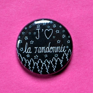 Macaron J'aime la randonnée (1" de diamètre), macaron randonnée, macaron forêt, illustration forêt, amoureux de nature, illustration nature