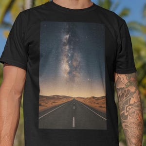 Straße zur Milchstraße – Surreales Landschaftsdesign mit Sternenhimmel – Wüsten-Roadtrip Poster oder T-Shirt Motiv