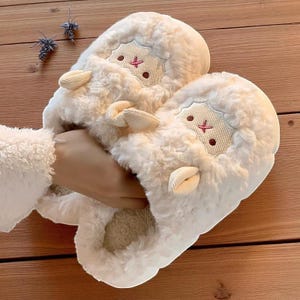 Lindas pantuflas de peluche de oveja para mujeres y hombres, pantuflas cálidas y esponjosas de invierno, zapatos de casa de dibujos animados kawaii, pantuflas de interior acogedoras para parejas.