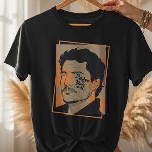Pedro Pascal Portrait Tee – Ett subtilt uttalande för filmälskare – Present till fansen