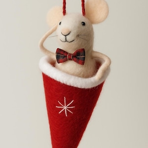Handgemaakte kerstversiering van viltmuis – Vilt ornament muis in kerstmuts – Scandinavische kerstboomversiering – Cadeau-idee