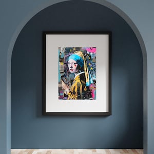 Könnte beinhalten: Gerahmter Kunstdruck mit einer Pop-Art-Interpretation von Vermeers "Mädchen mit dem Perlenohrring". Das Kunstwerk zeigt das Mädchen mit blauem Kopftuch, gelber Jacke und Herz auf der Wange. Der Hintergrund ist eine Collage aus Farben und Text.