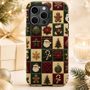 Puede incluir: Una funda para smartphone con un diseño de patchwork festivo con cuadrados alternos en rojo, verde y crema. El patrón incluye iconos de Papá Noel, figuras de jengibre, árboles de Navidad, calcetines, bastones de caramelo y copos de nieve.
