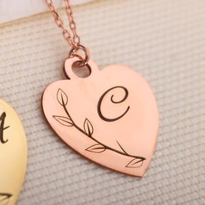 Colar de coração com ramo de oliveira personalizado, colar delicado de coração com inicial, colar de letra gravada com coração, pingente de ramo de oliveira dourado