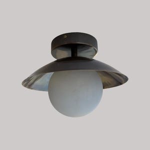 Lampada da soffitto a 1 globo di metà secolo degli anni '50 / Lampadario in ottone con globo di vetro / Lampada moderna / Applique da soffitto a filo