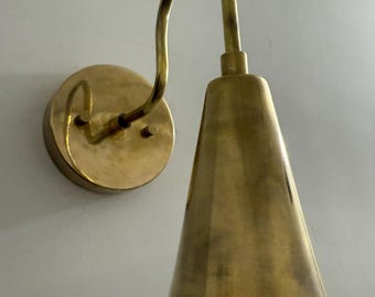 Aplique de pared cónico de latón antiguo de estilo moderno de mediados de siglo