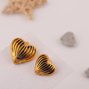6pcs Irregular-shaped heart-shaped perforated metal buttons gold silver for sweaters/suits/jackets/woolen coats/coats/dress/cardigan 18/23mm