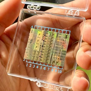 Echte siliciumwafelchip 2,5 x 3,5 cm, iriserende microchip, halfgeleiderkunstwerk, technisch cadeau voor ingenieur