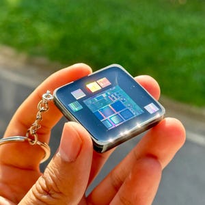 Chaveiro com chip de silício real, presente em formato de wafer semicondutor para programadores ou engenheiros, versão padrão.