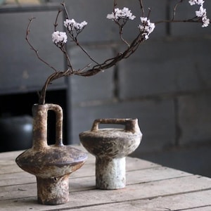 Keramikvase, Rohkeramik, Blumenarrangement, Wabi-Sabi-Stil