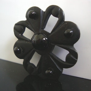 Broche de deuil antique en jais sculpté