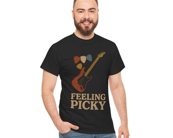 Könnte beinhalten: Ein schwarzes T-Shirt mit einem Vintage-Grafikdruck einer E-Gitarre und Gitarrenpicks. Der Text "Feeling Picky" ist unter der Gitarre aufgedruckt.