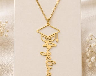 Gold Minimalist Graduation Cap Name Halskette, Klasse von 2025 Senior Schmuck, personalisierte Script Name Anhänger, Custom Grad Andenken