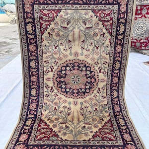 Alfombra turca antigua icónica con medallón, 3x5 pies, diseño floral botánico, lana color crema anudada a mano, arte tribal para el suelo, decoración de lujo en tonos neutros para el hogar.