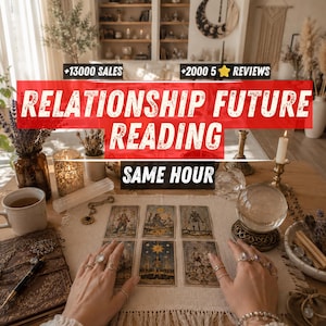 Peut inclure: Un tirage de cartes de tarot avec six cartes disposées sur un tissu blanc, une boule de cristal, une bougie blanche, une tasse et un journal. Les textes superposés indiquent +13000 SALES, +2000 5 STAR REVIEWS, RELATIONSHIP FUTURE READING et SAME HOUR.