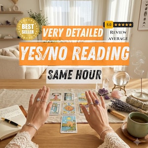 Pode incluir: Uma leitura de cartas de tarot com sete cartas dispostas numa mesa de madeira, acompanhada por uma bola de cristal, ametista, lavanda seca, um ramo de sálvia, uma caneca, um caderno e uma caneta, com o texto VERY DETAILED YES/NO READING SAME HOUR.
