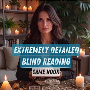 Pode incluir: Uma mulher senta-se a uma mesa com cartas de tarot, velas e o texto "EXTREMELY DETAILED BLIND READING SAME HOUR." O fundo inclui plantas e velas, criando uma atmosfera mística.
