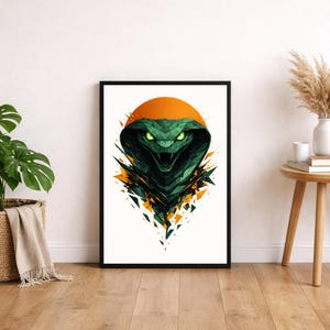 Puede incluir: Impresión artística enmarcada que presenta una cabeza de cobra estilizada con ojos verdes brillantes. La serpiente está representada en tonos verdes y negros, sobre un fondo de sol naranja. Formas geométricas en naranja y verde rodean la cobra.