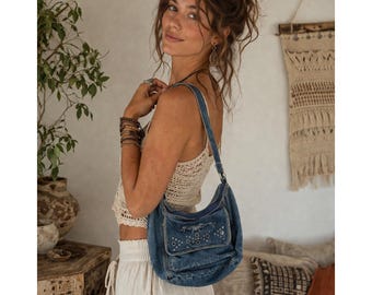 Bolso de hombro estilo boho vintage Y2K de mezclilla azul con bordado floral y tachuelas.